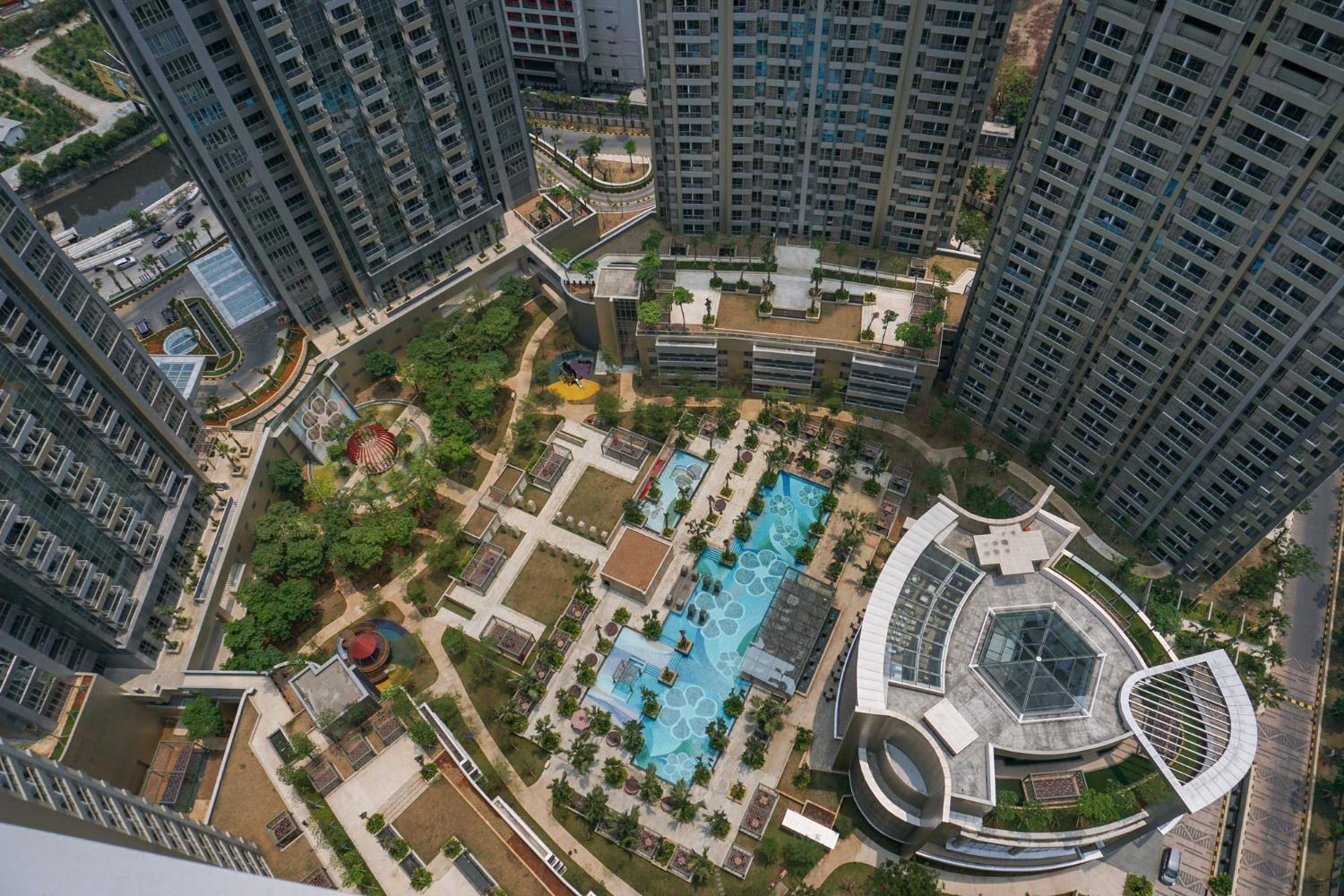 住宅公寓與共用設施的俯瞰景觀